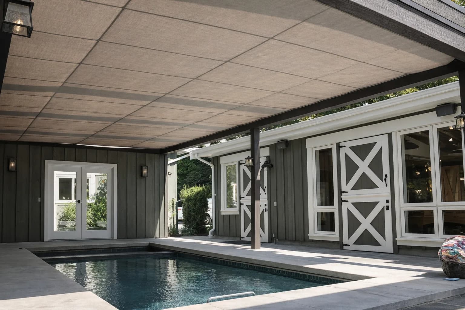 Solskydd till pool med UV-restistent segelduk