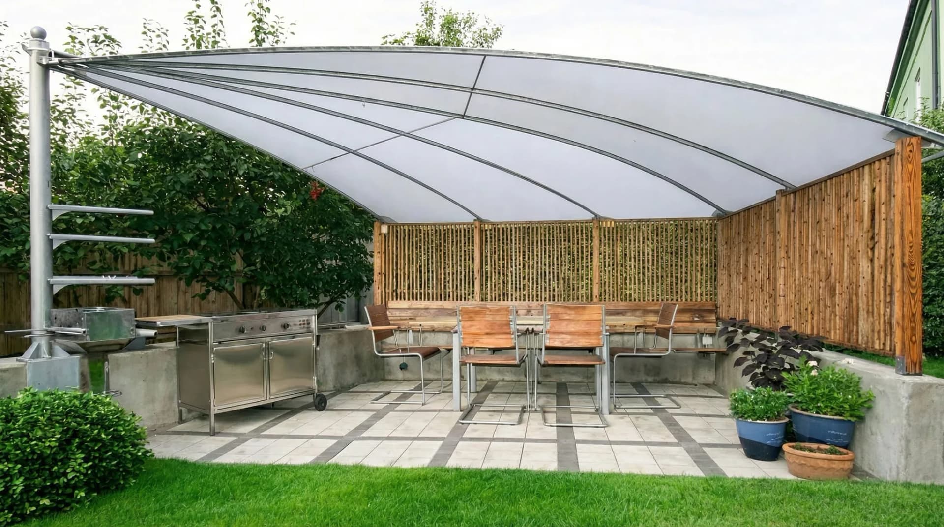 Arkitektoniskt solsegel som designelement för kommersiell fastighet