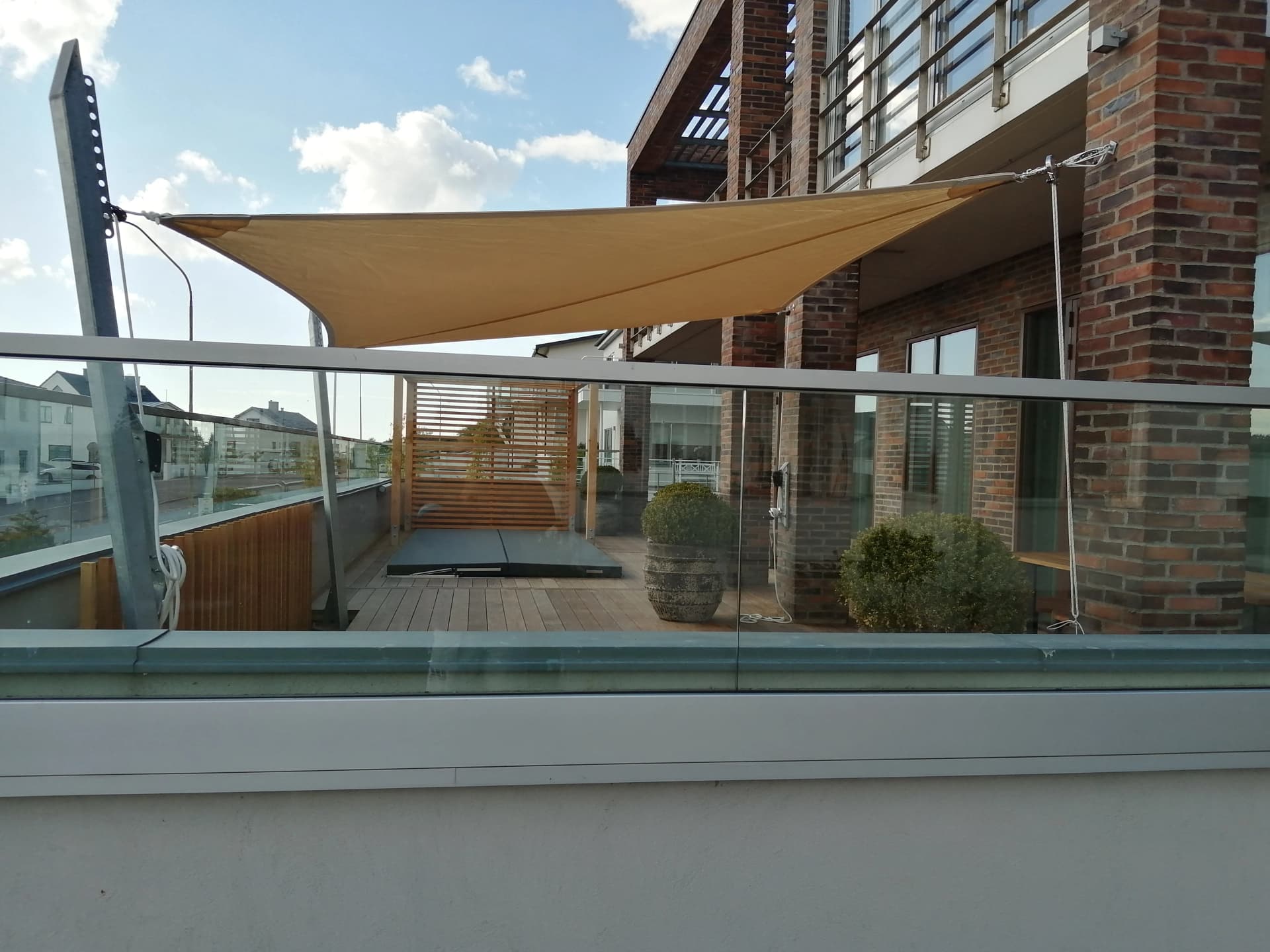 Segelduk monterad på altan med utsikt