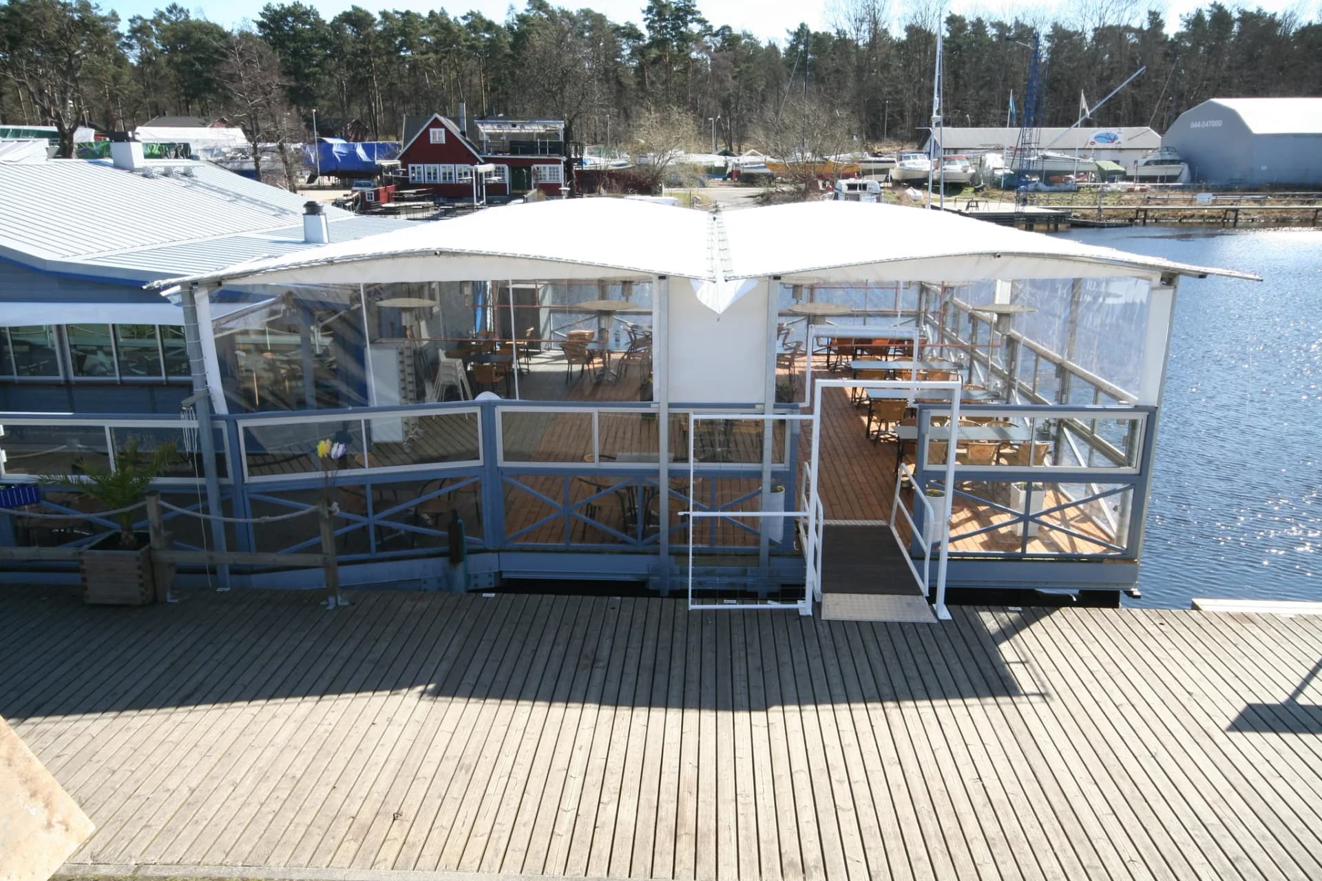 Skräddarsytt solskydd åt Pråmen i Åhus