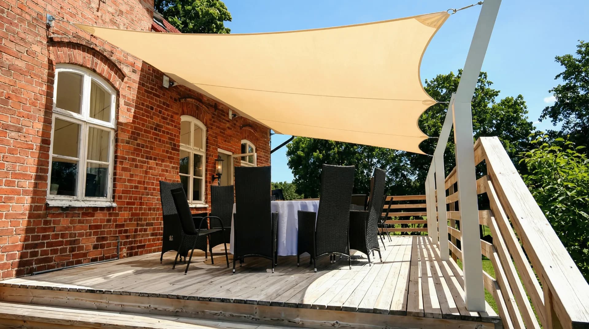 Skräddarsytt solskydd för villa med elegant design