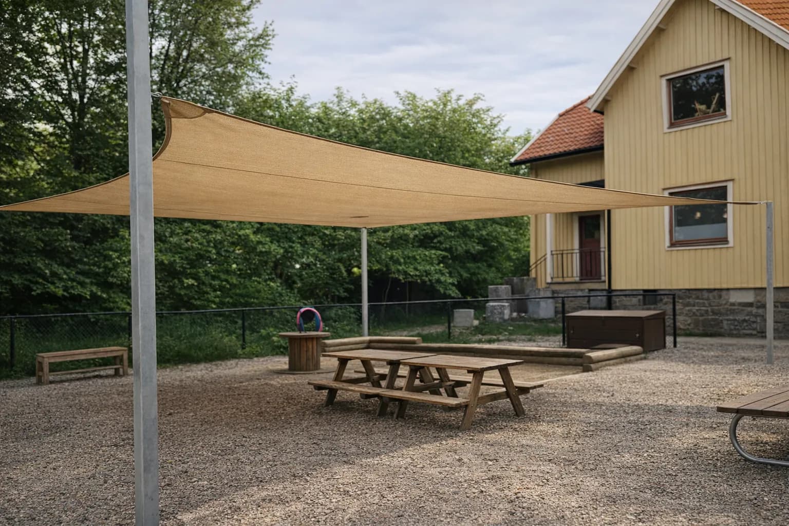 Solskydd för skolgård