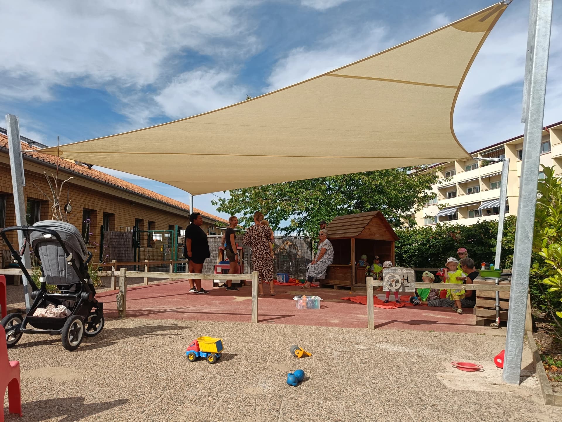 Solsegel över lekplats