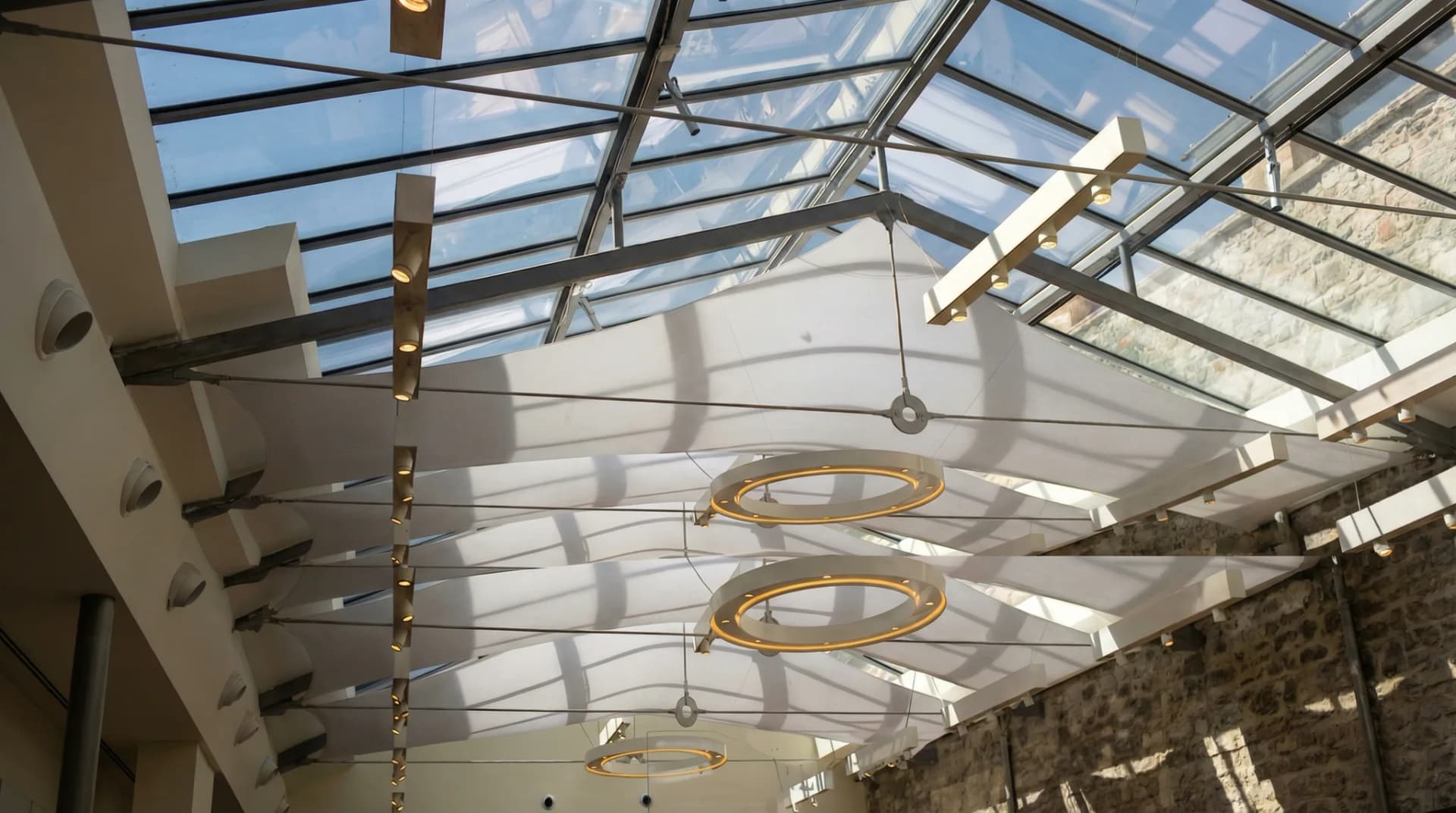 Triangulära solsegel i modern byggnad