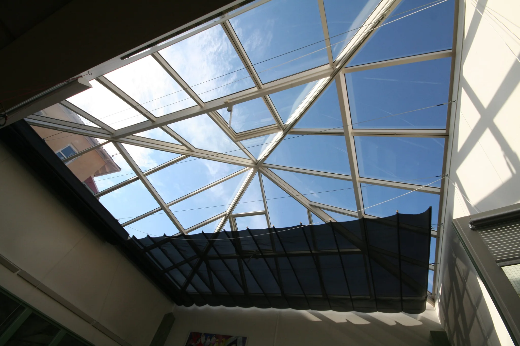 Dekorativa solsegel i svartvitt mönster under glastak