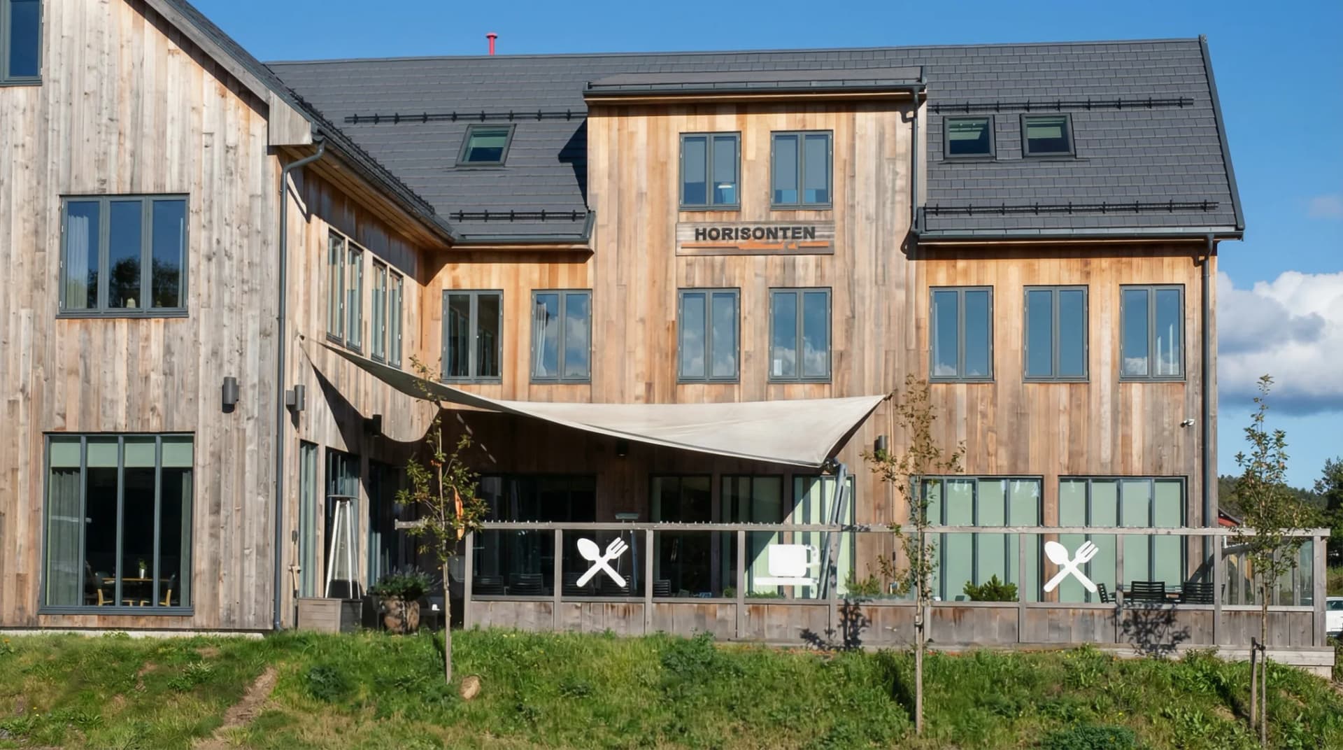 Uteservering med professionellt solskydd