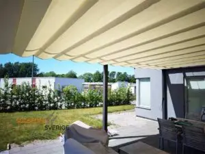 pergola med tak på uteplats